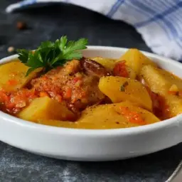 بطاطس بصلصة الطماطم